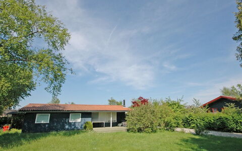 Yari - 250M from the Sea: Tetto, Casa, Porta, Villetta, Shade, Raccordo, Cortile, Estate, Backyard