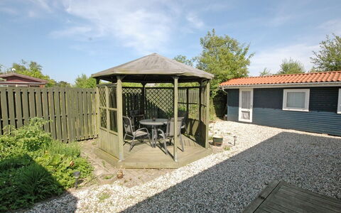 Yari - 250M from the Sea: Tetto, Casa, Porta, Villetta, Shade, Raccordo, Cortile, Estate, Backyard