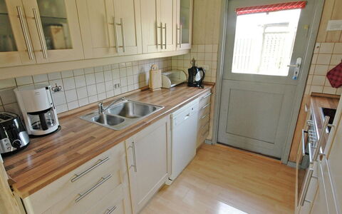 Yari - 250M from the Sea: Tetto, Casa, Porta, Villetta, Shade, Raccordo, Cortile, Estate, Backyard