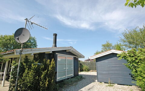 Yari - 250M from the Sea: Tetto, Casa, Porta, Villetta, Shade, Raccordo, Cortile, Estate, Backyard