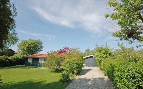 Yari - 250M from the Sea: Tetto, Casa, Porta, Villetta, Shade, Raccordo, Cortile, Estate, Backyard