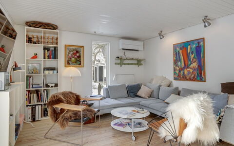 Eeli - 150M from the Sea: Mobilia, Interior Design, Divano, Pavimentazione, Parete, Soggiorno, Legna, Pavimento, Soffitto, Casa