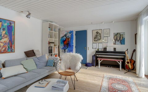 Eeli - 150M from the Sea: Mobilia, Interior Design, Pavimentazione, Parete, Pavimento, Legna, Soffitto, Soggiorno, Pavimento In Legno, Divano