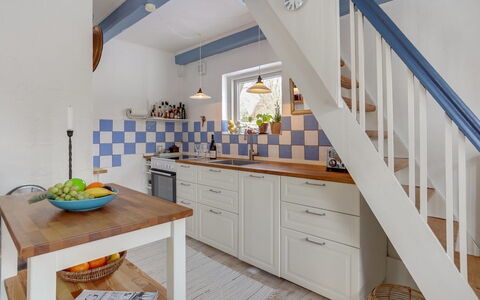 Eeli - 150M from the Sea: Pavimentazione, Mobilia, Interior Design, Legna, Pavimento, Soffitto, Cabinetry, Controsoffitto, Cucina, Casa