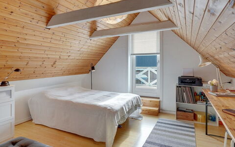 Eeli - 150M from the Sea: Interior Design, Pavimentazione, Camera Da Letto, Mobilia, Legna, Pavimento, Soffitto, Letto, Attico, Pavimento In Legno
