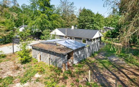 Tannie - 300M from the Sea: Zona Residenziale, Tetto, Sobborgo, Driveway, Estate, Camino
