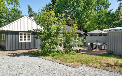 Tannie - 300M from the Sea: Zona Residenziale, Tetto, Sobborgo, Driveway, Estate, Camino