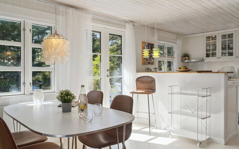 Arild - 10M from the Sea: Mobilia, Interior Design, Pavimentazione, Pavimento, Lampada, Legna, Soffitto, Sala Da Pranzo, Lampadario, Sedia
