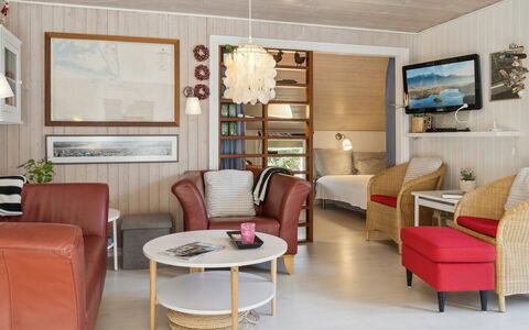 Arild - 10M from the Sea: Mobilia, Interior Design, Pavimentazione, Pavimento, Legna, Tavolo, Sedia, Soffitto, Camera, Soggiorno