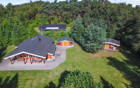 Gulborg - 25M from the Sea: Tetto, Casa, Casa, Villetta, Raccordo, Estate, Driveway, Edifici Giardino, Cortile, Capannone