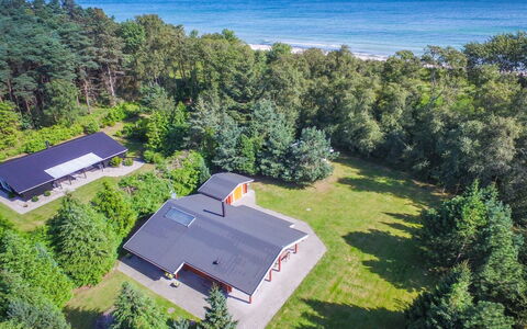 Gulborg - 25M from the Sea: Tetto, Casa, Casa, Villetta, Raccordo, Estate, Driveway, Edifici Giardino, Cortile, Capannone