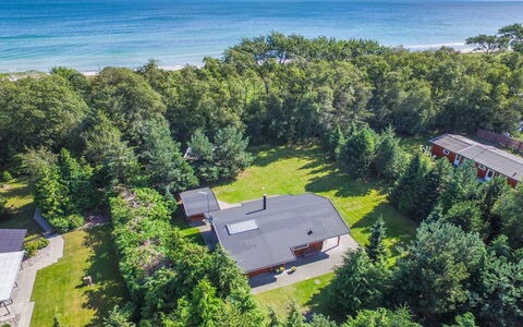 Gulborg - 25M from the Sea: Tetto, Casa, Casa, Villetta, Raccordo, Estate, Driveway, Edifici Giardino, Cortile, Capannone