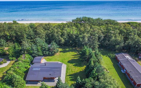 Gulborg - 25M from the Sea: Tetto, Casa, Casa, Villetta, Raccordo, Estate, Driveway, Edifici Giardino, Cortile, Capannone