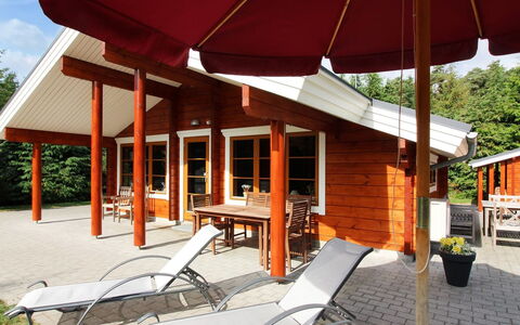 Gulborg - 25M from the Sea: Tetto, Casa, Casa, Villetta, Raccordo, Estate, Driveway, Edifici Giardino, Cortile, Capannone