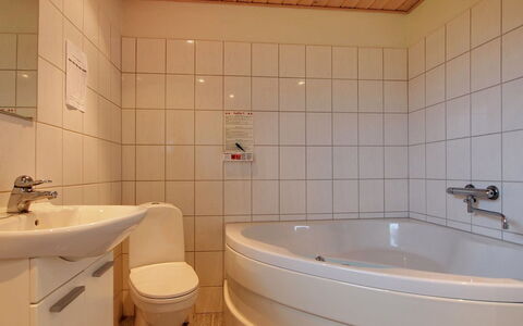 Karanfilka - 900M from the Sea: Bagno, Pavimentazione, Idraulico Fixture, Interior Design, Pavimento, Parete, Vasca Da Bagno, Lavandino Del Bagno, Camera, Idraulico