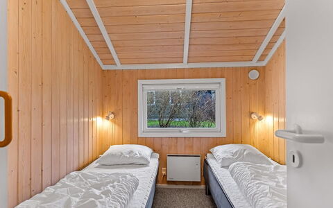 Uta - 300M from the Sea: Legna, Camera Da Letto, Soffitto, Interior Design, Pavimento, Pavimentazione, Letto, Bedding, Color Legno, Camera