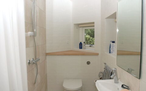 Fernande - 150M from the Sea: Bagno, Idraulico Fixture, Parete, Interior Design, Gabinetto, Pavimentazione, Pavimento, Lavandino Del Bagno, Rubinetto, Idraulico