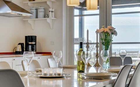 Miika - 100M from the Sea: Mobilia, Interior Design, Lampada, Tavolo, Sedia, Illuminazione, Soffitto, Sala Da Pranzo, Pavimentazione, Tavola