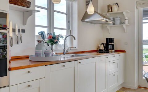 Miika - 100M from the Sea: Cucina, Controsoffitto, Interior Design, Cabinetry, Pavimentazione, Mobilia, Legna, Elettrodomestico Da Cucina, Pavimento, Lampada