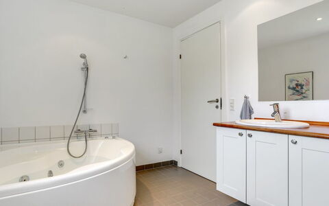 Miika - 100M from the Sea: Bagno, Idraulico Fixture, Pavimentazione, Interior Design, Vasca Da Bagno, Pavimento, Rubinetto, Soffitto, Idraulico, Lavello