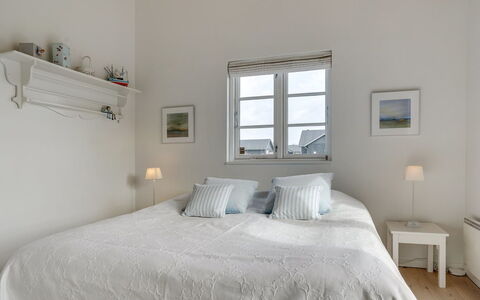 Miika - 100M from the Sea: Letto, Camera Da Letto, Lenzuolo, Bedding, Pavimento, Soffitto, Interior Design, Biancheria, Mobilia, Casa