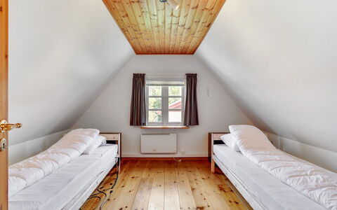 Redlef - 9Km from the Sea: Legna, Pavimentazione, Pavimento, Interior Design, Soffitto, Mobilia, Pavimento In Legno, Camera Da Letto, Camera, Letto