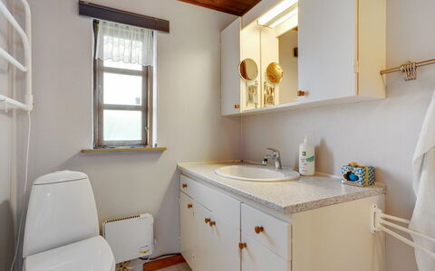 Redlef - 9Km from the Sea: Lavandino Del Bagno, Bagno, Idraulico Fixture, Parete, Interior Design, Specchio, Lavello, Toilet Seat, Pavimentazione, Mobiletto Del Bagno