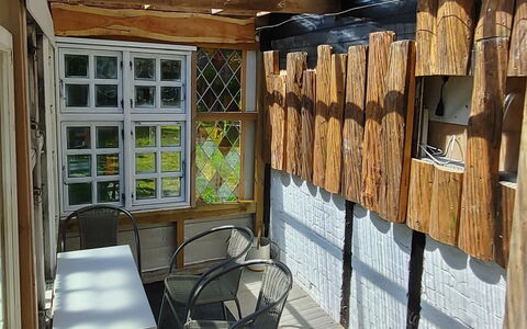 Redlef - 9Km from the Sea: Legna, Color Legno, Latifoglie, Plank, Materiali Naturali, Illuminazione Diurna, Log Cabin, Legname, Raccordo, Balcone