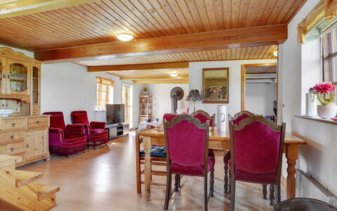 Redlef - 9Km from the Sea: Pavimentazione, Parete, Pavimento, Interior Design, Legna, Soffitto, Pavimento In Legno, Illuminazione, Mobilia, Pavimento Laminato