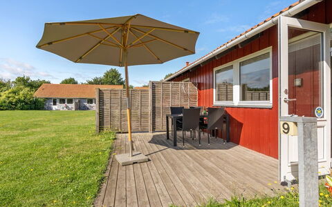 Esther - 700M from the Sea: Tetto, Casa, Lotto, Casa, Villetta, Estate, Edifici Giardino, Shade, Log Cabin, Landscaping