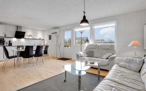 Esther - 700M from the Sea: Appartamento, Shade, Balcone, Sedia, Recinzione, Mobili Da Esterno, Alluminio, Erba Sintetica