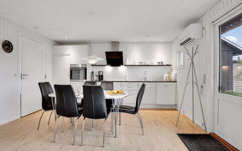 Esther - 700M from the Sea: Appartamento, Shade, Balcone, Sedia, Recinzione, Mobili Da Esterno, Alluminio, Erba Sintetica