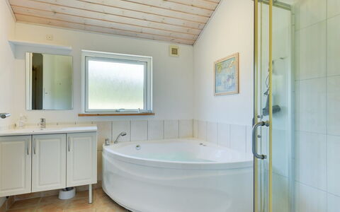 Aksel - 150M from the Sea: Idraulico Fixture, Pavimentazione, Interior Design, Soffitto, Pavimento, Vasca Da Bagno, Bagno, Idraulico, Rubinetto, Camera