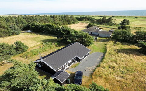 Aksel - 150M from the Sea: Tetto, Casa, Lotto, Casa, Villetta, Estate, Edifici Giardino, Shade, Log Cabin, Landscaping
