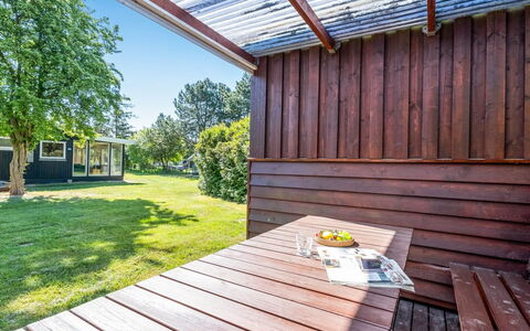 Arendine - 700M from the Sea: Tetto, Casa, Casa, Villetta, Porta, Raccordo, Deck, Portico, Plank, Latifoglie