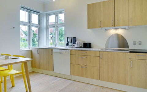 Feikje - 5.5Km from the Sea: Pavimentazione, Interior Design, Pavimento, Cucina, Controsoffitto, Mobilia, Legna, Cabinetry, Elettrodomestico Da Cucina, Soffitto
