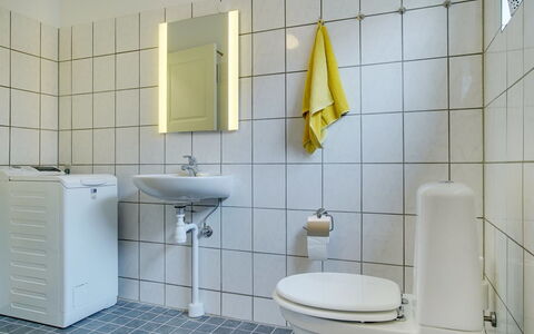 Feikje - 5.5Km from the Sea: Toilet Seat, Idraulico Fixture, Bagno, Pavimentazione, Gabinetto, Pavimento, Lavello, Lavandino Del Bagno, Interior Design, Idraulico