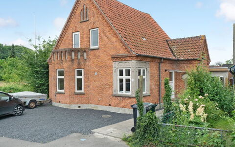 Feikje - 5.5Km from the Sea: Costruzione, Finestra, Casa, Tetto, Muratura, Brick, Zona Residenziale, Villetta, Casa, Porta
