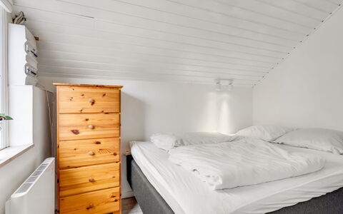 Arnfin - 160M from the Sea: Camera Da Letto, Letto, Pavimento, Pavimentazione, Interior Design, Legna, Soffitto, Lenzuolo, Bedding, Mobilia