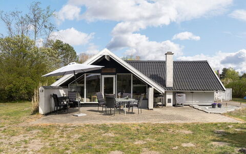 Arnfin - 160M from the Sea: Tetto, Casa, Casa, Villetta, Porta, Raccordo, Deck, Portico, Plank, Latifoglie