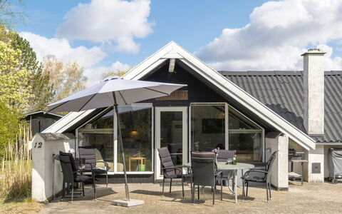 Arnfin - 160M from the Sea: Tetto, Casa, Casa, Villetta, Porta, Raccordo, Deck, Portico, Plank, Latifoglie