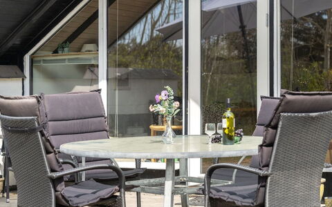 Arnfin - 160M from the Sea: Tetto, Casa, Casa, Villetta, Porta, Raccordo, Deck, Portico, Plank, Latifoglie