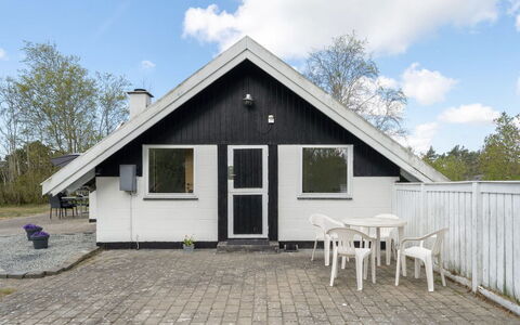 Arnfin - 160M from the Sea: Tetto, Casa, Casa, Villetta, Porta, Raccordo, Deck, Portico, Plank, Latifoglie