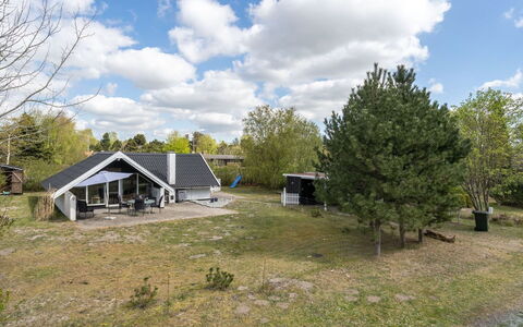 Arnfin - 160M from the Sea: Tetto, Casa, Casa, Villetta, Porta, Raccordo, Deck, Portico, Plank, Latifoglie