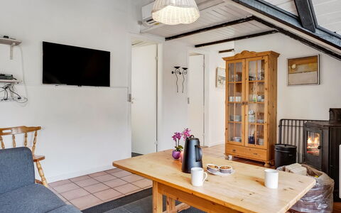 Arnfin - 160M from the Sea: Tetto, Casa, Casa, Villetta, Porta, Raccordo, Deck, Portico, Plank, Latifoglie