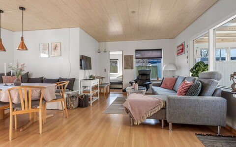 Hattie - 100M from the Sea: Mobilia, Interior Design, Pavimentazione, Pavimento In Legno, Pavimento, Divano, Legna, Soffitto, Soggiorno, Pavimento Laminato