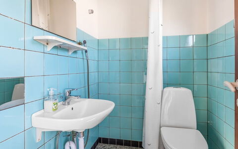 Hattie - 100M from the Sea: Bagno, Idraulico Fixture, Lavandino Del Bagno, Pavimentazione, Pavimento, Interior Design, Lavello, Gabinetto, Rubinetto, Idraulico