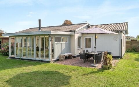 Hattie - 100M from the Sea: Erba, Costruzione, Finestra, Casa, Tetto, Casa, Zona Residenziale, Portico, Porta