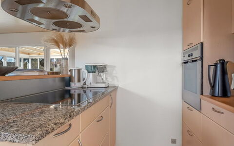 Hattie - 100M from the Sea: Controsoffitto, Cucina, Interior Design, Pavimentazione, Elettrodomestico Da Cucina, Cabinetry, Mobilia, Legna, Soffitto, Pavimento