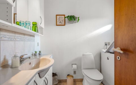 Hattie - 100M from the Sea: Interior Design, Idraulico Fixture, Parete, Pavimentazione, Lavello, Pavimento, Gabinetto, Bagno, Toilet Seat, Lavandino Del Bagno